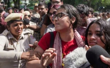 दिल्ली में बड़ा राजनीतिक हंगामा: जंतर-मंतर पर प्रदर्शन के दौरान आतिशी, योगेंद्र यादव समेत 500 लोग हिरासत में