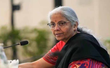भारत: यूरिया की हर बोरी पर किसानों को केंद्र सरकार दे रही 2,700 रुपए की सब्सिडी... केंद्रीय वित्त मंत्री का दावा