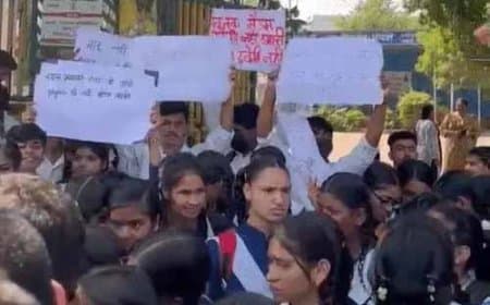 भोपाल: लेडी टीचर पर प्रताड़ना-वसूली के गंभीर आरोप, सड़क पर उतरे सरकारी स्कूल के छात्र, निलंबन की मांग