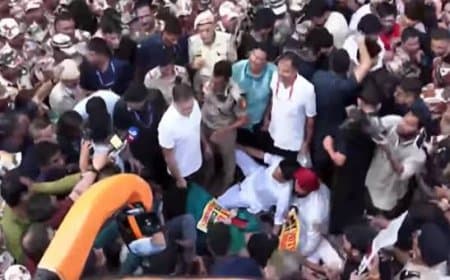 प्रियंका गांधी ने जंतर-मंतर पर सड़क पर लेटकर किया धरना, INDIA गठबंधन का संसद से सड़क तक हंगामा