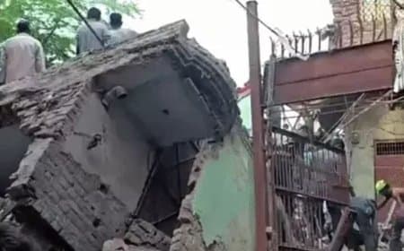 दिल्ली के न्यू सीमापुरी में दर्दनाक हादसा: चार मंजिला इमारत ढहने से 5 लोगों की मौत, मलबे में तलाश जारी