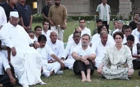 INDIA Block Protest: चुनाव आयोग के खिलाफ विपक्ष का प्रदर्शन जारी, ममता बनर्जी शुक्रवार को हो सकती हैं शामिल