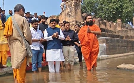 बिहार: पितृपक्ष के अंतिम दिन गयाजी पहुंचे सीएम... फल्गु नदी के तट पर किया विधि-विधान से तर्पण