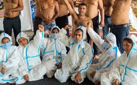 भोपाल में आयुष डॉक्टरों का अर्धनग्न प्रदर्शन, PPE किट पहनकर पुनर्बहाली की मांग