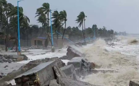 सावधान! आ रहा ‘अर्णव’... ओडिशा में मूसलाधार का अलर्ट, 150 किमी प्रति घंटे की रफ्तार से चलेगी हवा 