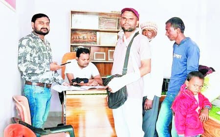 स्वामित्व योजना में रीवा प्रदेश में अव्वल, 74 फीसदी रजिस्ट्री पूरी, प्लास्टर चढ़े हाथों से भी जुटे राजस्वकर्मी