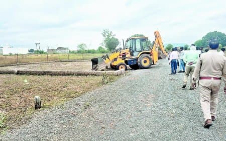 सतना के महदेवा में अवैध कॉलोनी पर निगम का बुलडोजर, सड़कें हटाईं, प्लॉटों की मार्किंग मिटाई
