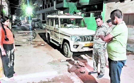 सतना के घूरडांग में आधी रात घर पर पथराव, दरवाजा तोड़ा, फायरिंग के आरोप में चार नामजद
