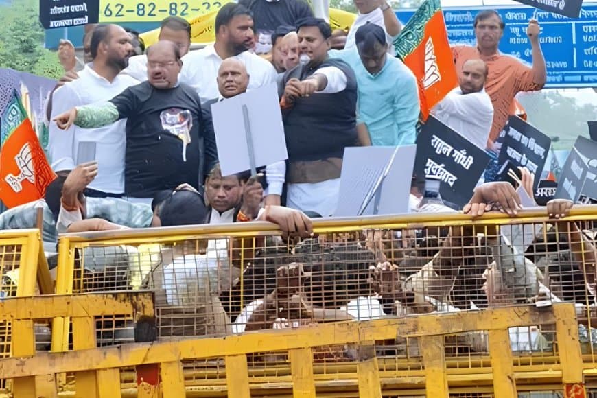 भोपाल में भाजपा-कांग्रेस कार्यकर्ता आमने-सामने: खड़गे के बयान पर बीजेपी का उग्र प्रदर्शन, पुलिस ने चलाया वाटर कैनन