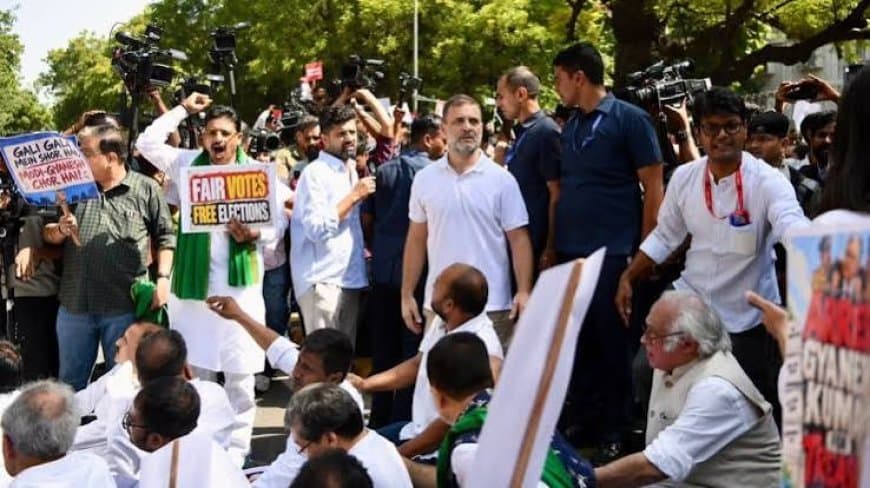 LIVE: राहुल-प्रियंका आकाशवाणी भवन में धरने पर बैठे, दिल्ली पुलिस ने कई सांसदों को किया डिटेन