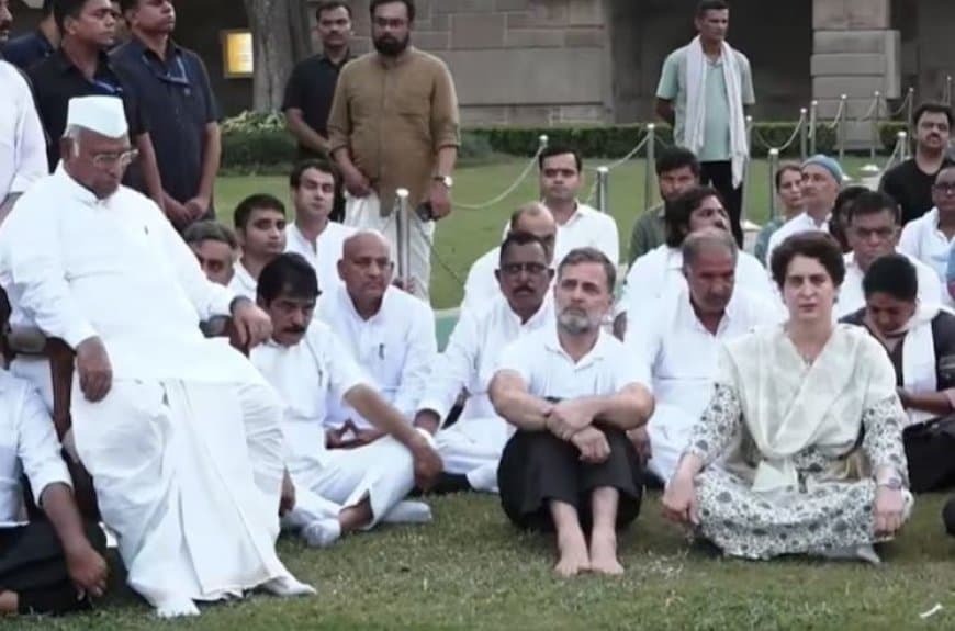 INDIA Block Protest: चुनाव आयोग के खिलाफ विपक्ष का प्रदर्शन जारी, ममता बनर्जी शुक्रवार को हो सकती हैं शामिल
