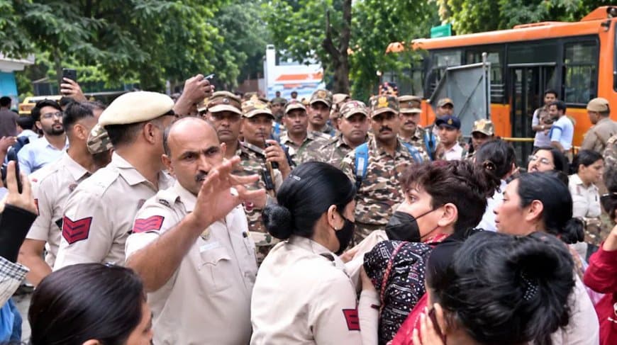 जंतर-मंतर पर विरोध-प्रदर्शन: 150 से अधिक हिरासत में...दिल्ली के 45 मेट्रो स्टेशनों के गेट बंद रखे गए 