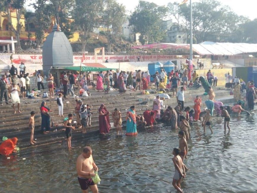 मध्यप्रदेश: पितृ मोक्ष अमावस्या पर ओंकारेश्वर में उमड़ा आस्था का सैलाब, श्रद्धालुओं ने लगाई डुबकी