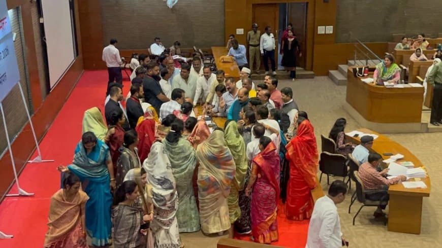 भोपाल नगर निगम परिषद की बैठक में भारी हंगामा, 'कमीशन' वाले बयान पर पक्ष-विपक्ष आमने-सामने