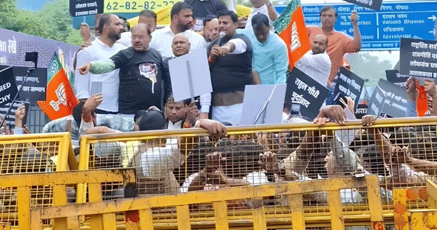 भोपाल में भाजपा-कांग्रेस कार्यकर्ता आमने-सामने: खड़गे के बयान पर बीजेपी का उग्र प्रदर्शन, पुलिस ने चलाया वाटर कैनन
