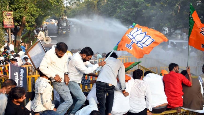 भोपाल में भाजपा-कांग्रेस कार्यकर्ता आमने-सामने: खड़गे के बयान पर बीजेपी का उग्र प्रदर्शन, पुलिस ने चलाया वाटर कैनन