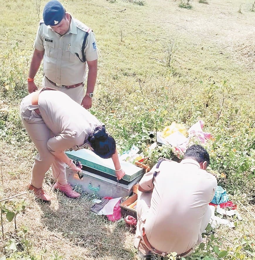 मैहर के सोनवारी हत्याकांड में नया मोड़, 16 दिन बाद खेत में मिली मृतक परिवार की पेटी