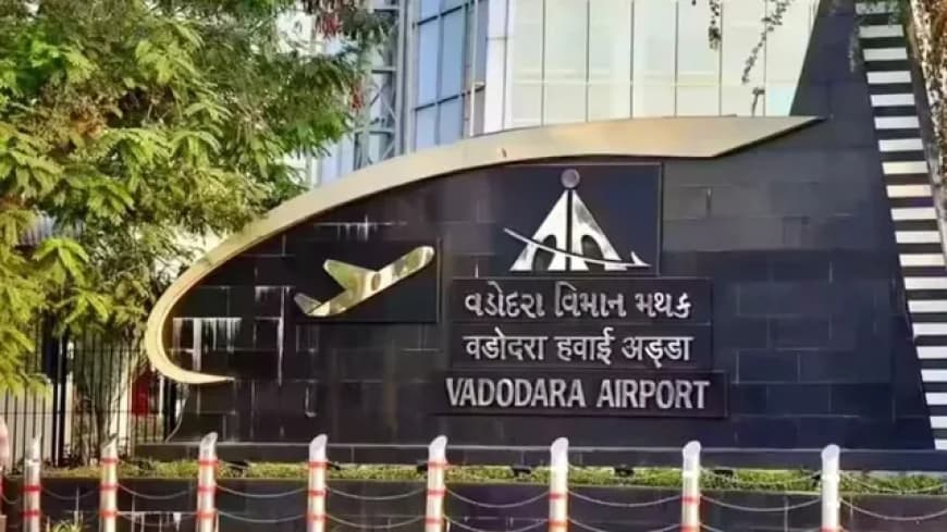 राजकोट एयरपोर्ट पर पटाखों से लगी आग: रनवे पर छाया धुआं, दिल्ली-राजकोट एअर इंडिया की फ्लाइट वडोदरा डायवर्ट