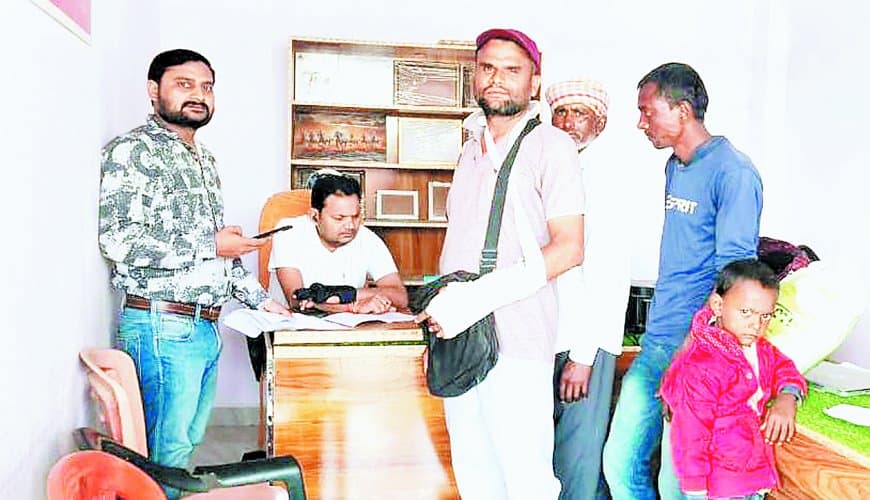 स्वामित्व योजना में रीवा प्रदेश में अव्वल, 74 फीसदी रजिस्ट्री पूरी, प्लास्टर चढ़े हाथों से भी जुटे राजस्वकर्मी