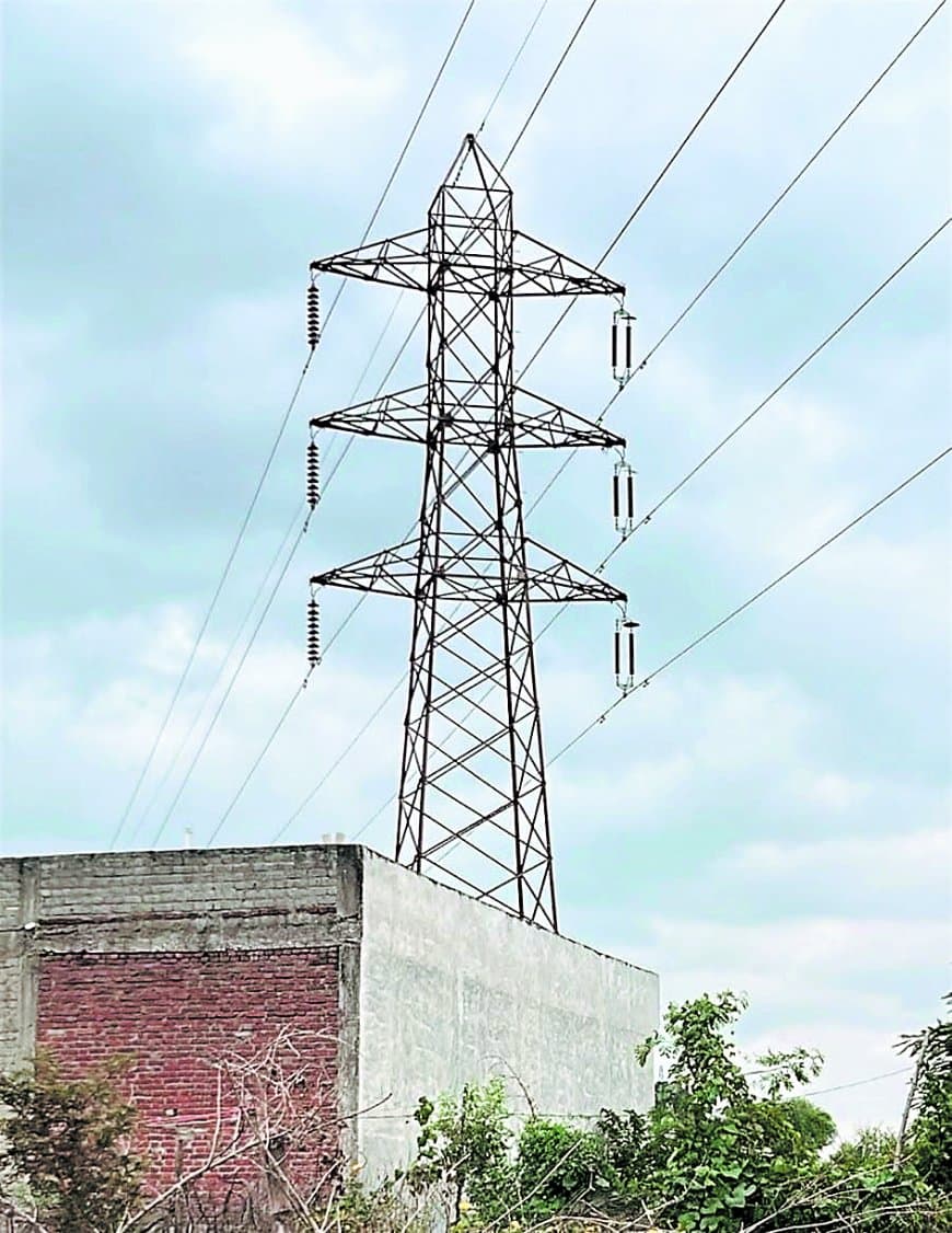 सतना में हाईटेंशन लाइनों के नीचे निर्माण पर कार्रवाई, प्रतिबंधित कॉरिडोर में मिले 94 निर्माणकर्ताओं को नोटिस