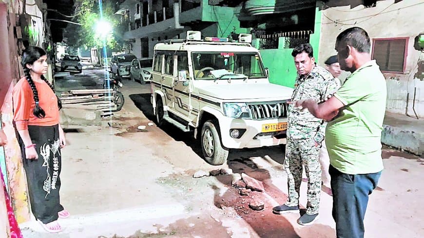 सतना के घूरडांग में आधी रात घर पर पथराव, दरवाजा तोड़ा, फायरिंग के आरोप में चार नामजद