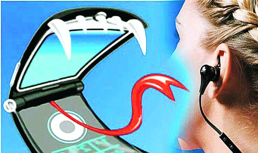 ईयर फोन व ईयर बड्स से लोग हो रहे बहरेपन का शिकार ईयर फोन व ईयर बड्स से लोग हो रहे बहरेपन का शिकार