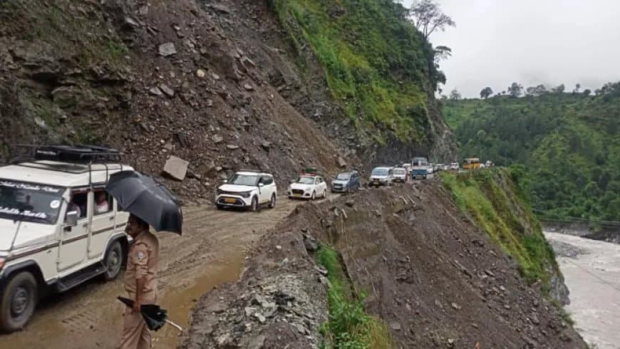 बदरीनाथ हाईवे पर गिरा भारी मलबा, आवाजाही बंद बदरीनाथ हाईवे पर गिरा भारी मलबा, आवाजाही बंद