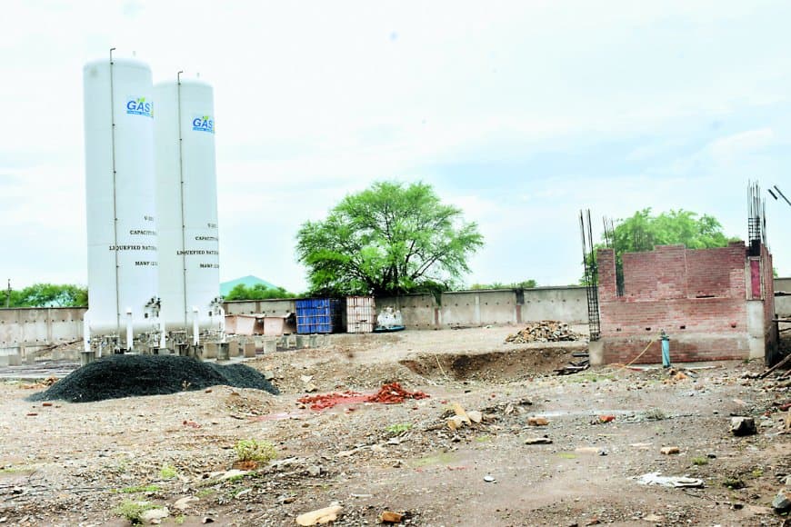 पैसे का खेल! आबादी के बीच बन रहे गैस प्लांट के कम्पाउंडिंग की तैयारी पैसे का खेल! आबादी के बीच बन रहे गैस प्लांट के कम्पाउंडिंग की तैयारी