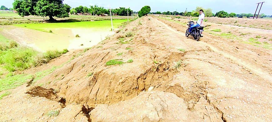 बारिश के दिनों में चार माह घरों में कैद हो जाते हैं ग्रामीण बारिश के दिनों में चार माह घरों में कैद हो जाते हैं ग्रामीण