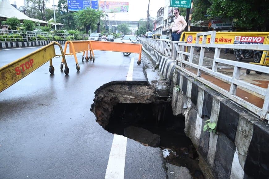 "जब तक सड़क है गड्ढे होंगे": भोपाल की सड़क ने फिर दी मंत्रीजी के बयान की 'गवाही' "जब तक सड़क है गड्ढे होंगे": भोपाल की सड़क ने फिर दी मंत्रीजी के बयान की 'गवाही'