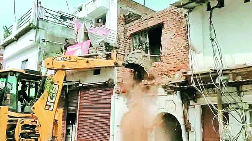 रीवा नगर निगम ने शुरू की भयप्रद और जर्जर भवनों को गिराने की कार्रवाई रीवा नगर निगम ने शुरू की भयप्रद और जर्जर भवनों को गिराने की कार्रवाई