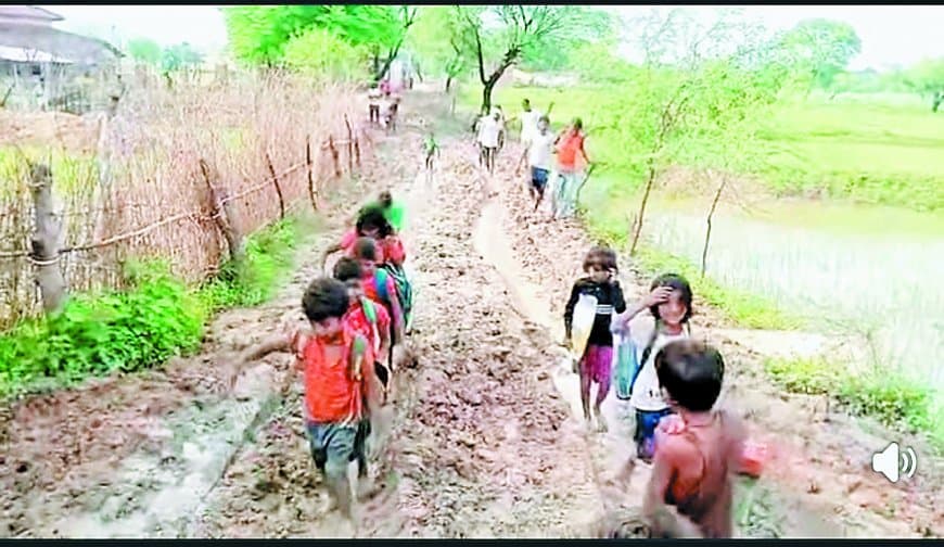 बड़ी सितुल गांव में बच्चों की पढ़ाई बनाम कीचड़ की जंग, पक्की सड़क अब भी सपना! बड़ी सितुल गांव में बच्चों की पढ़ाई बनाम कीचड़ की जंग, पक्की सड़क अब भी सपना!