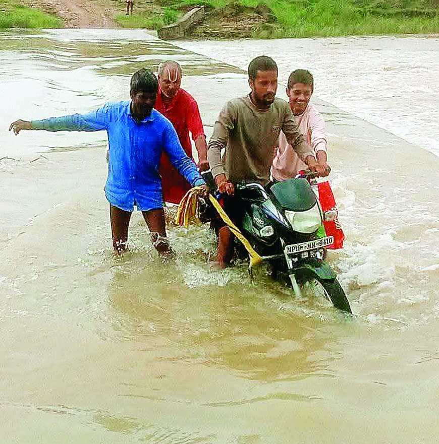 78 साल की आजादी के बाद भी सेमरा गांव में न सड़क बनी, न पुल - बीमारों को चारपाई पर ढोकर ले जा रहे ग्रामीण, हर बरसात में कट जाता है संपर्क 78 साल की आजादी के बाद भी सेमरा गांव में न सड़क बनी, न पुल - बीमारों को चारपाई पर ढोकर ले जा रहे ग्रामीण, हर बरसात में कट जाता है संपर्क