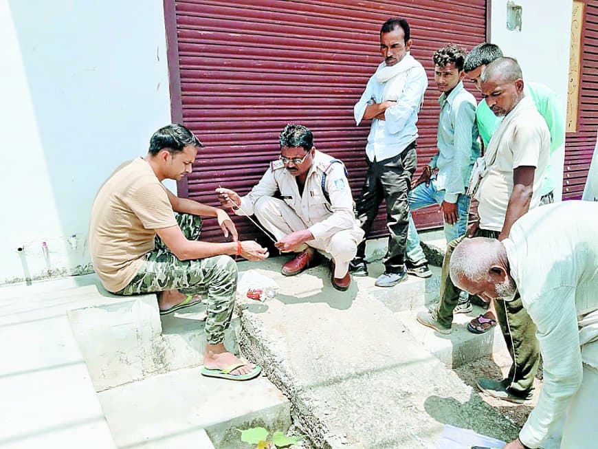गौरिहार में बड़ा खुलासा: झोलाछाप डॉक्टर के गलत इलाज से मरीज की मौत, गुस्साए परिजनों की मांग पर क्लीनिक और मेडिकल स्टोर सीज गौरिहार में बड़ा खुलासा: झोलाछाप डॉक्टर के गलत इलाज से मरीज की मौत, गुस्साए परिजनों की मांग पर क्लीनिक और मेडिकल स्टोर सीज