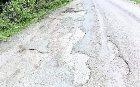 सड़क मेंटेनेंस के नाम पर करोड़ों की बंदरबांट, सुंदरा-सेमरिया मार्ग गड्ढों से पटे, ग्रामीण परेशान