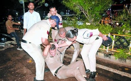 धवारी चौराहे पर पुतला दहन को लेकर बवाल: कांग्रेसियों व पुलिस में झूमाझटकी, आरक्षक गंभीर रूप से घायल