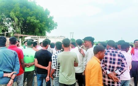 सिंगरौली में अनियंत्रित पिकअप ने बाइक सवार को रौंदा, एक की मौत–दूसरा गंभीर, ग्रामीणों ने किया चक्काजाम