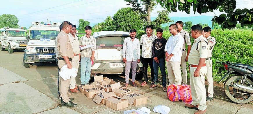 शराब तस्करी में पकड़ा गया भाजयुमो मंडल अध्यक्ष, 72 लीटर अवैध शराब के साथ चार आरोपी गिरफ्तार शराब तस्करी में पकड़ा गया भाजयुमो मंडल अध्यक्ष, 72 लीटर अवैध शराब के साथ चार आरोपी गिरफ्तार