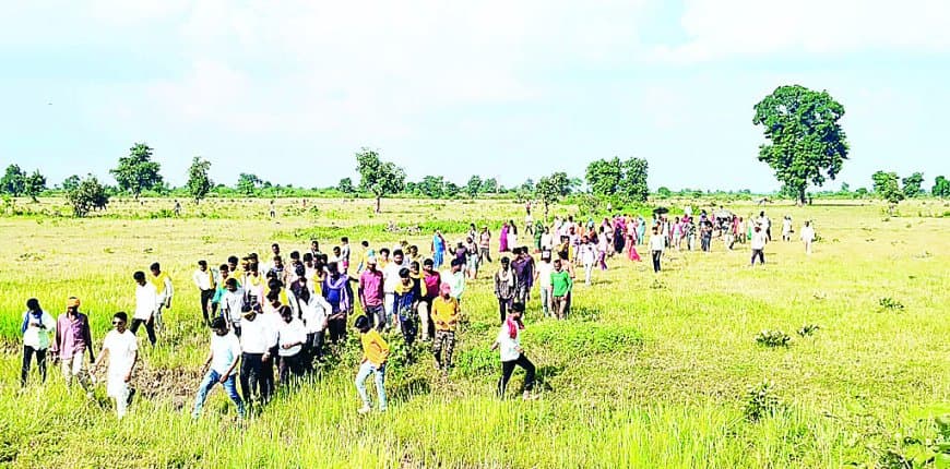 कैम्हा गांव में आदिवासियों की जमीन पर वन विभाग का कब्जा, भड़क रहा विवाद कैम्हा गांव में आदिवासियों की जमीन पर वन विभाग का कब्जा, भड़क रहा विवाद