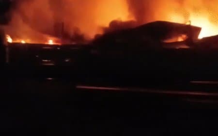 इंदौर... आधी रात केमिकल फैक्ट्री में लगी आग... चार मंजिला बिल्डिंग खाक