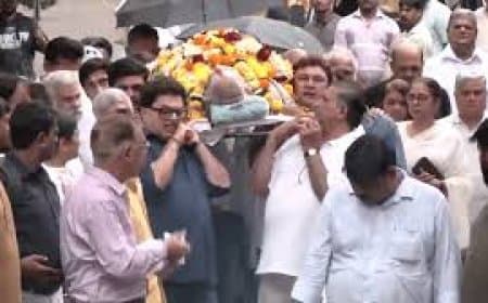 अभिनेता सतीश शाह पंचतत्व में विलीन: रुपाली, दिलीप जोशी सहित कई सितारों ने दी अंतिम विदाई