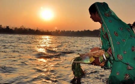 भोपाल... उगते सूर्य को अर्घ्य देकर संपन्न हुई चार दिन की आराधना