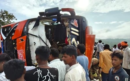 बड़वानी... बस पलटी, एक की मौत... 50 यात्री लहूलुहान