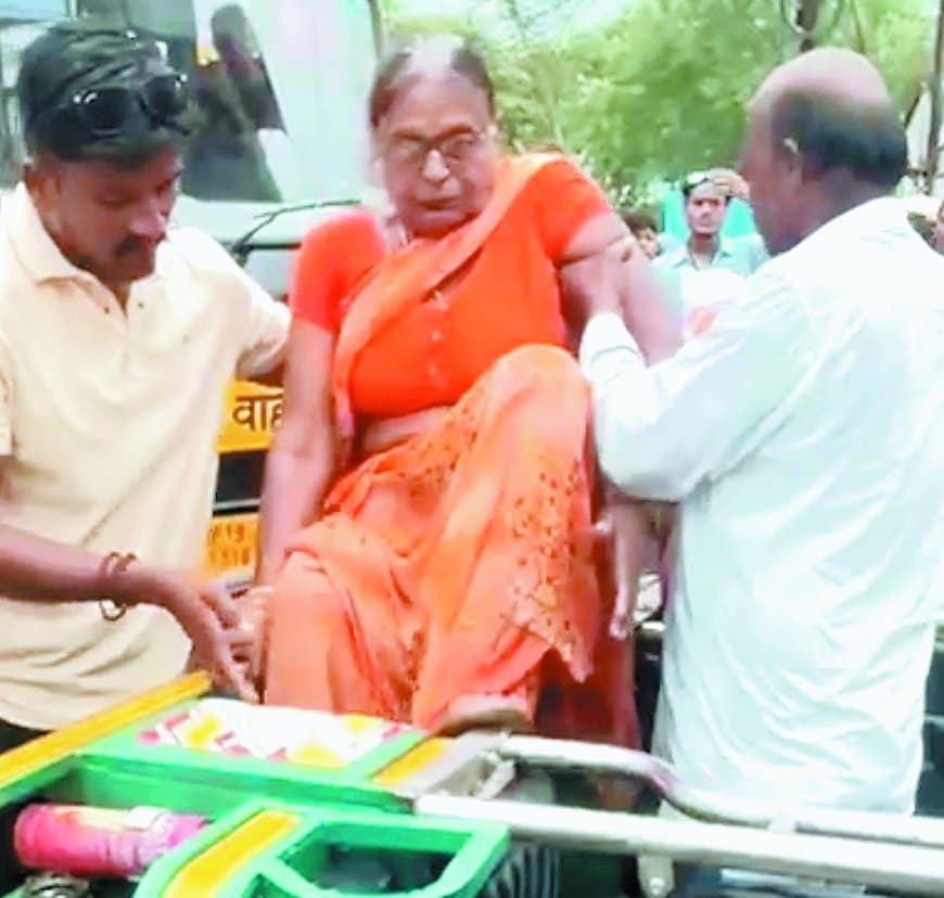 सतना की टूटी सड़कों पर बढ़ता हादसों का सिलसिला - प्रशासन की चुप्पी से बढ़ रहा शहरवासियों का खतरा सतना की टूटी सड़कों पर बढ़ता हादसों का सिलसिला - प्रशासन की चुप्पी से बढ़ रहा शहरवासियों का खतरा