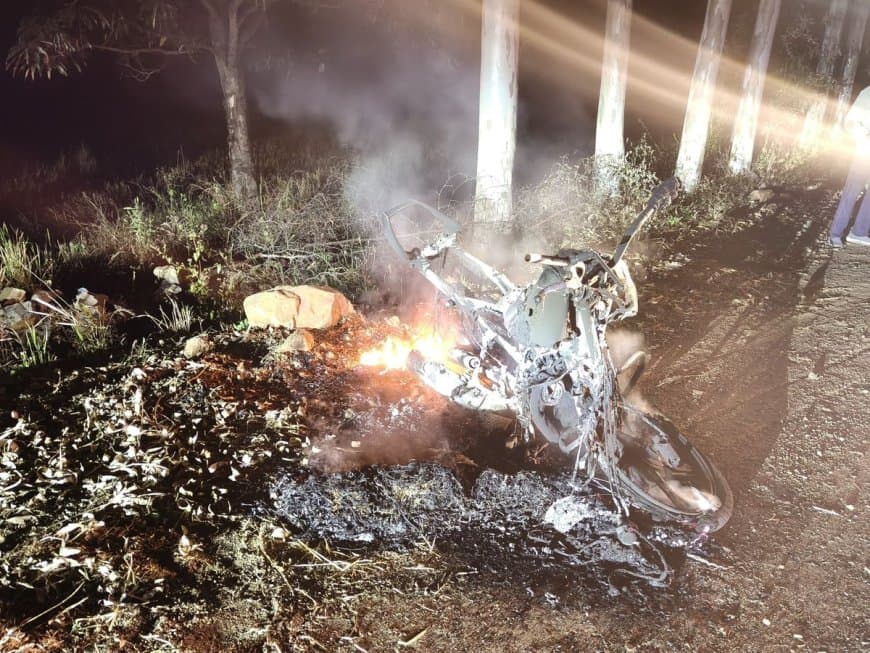 डिंडोरी ... पिकअप से टक्कर के बाद जली बाइक... दो भाइयों की मौत डिंडोरी ... पिकअप से टक्कर के बाद जली बाइक... दो भाइयों की मौत