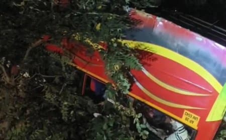 आंध्र प्रदेश में घाटी से गिरी यात्रियों से भरी बस, दस लोगों की मौत