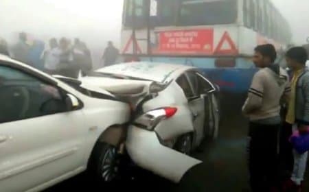 एनसीआर... कोहरे के चलते टकराईं एक के बाद एक 12 गाड़ियां