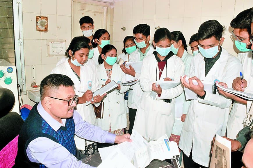 अव्यवस्थाओं से जूझते मेडिकल स्टूडेंट: 8×8 के ओपीडी कक्ष में मरीजों के साथ पढ़ाई करने को मजबूर, क्लीनिकल हॉल न मिलने से बढ़ी परेशानियाँ अव्यवस्थाओं से जूझते मेडिकल स्टूडेंट: 8×8 के ओपीडी कक्ष में मरीजों के साथ पढ़ाई करने को मजबूर, क्लीनिकल हॉल न मिलने से बढ़ी परेशानियाँ