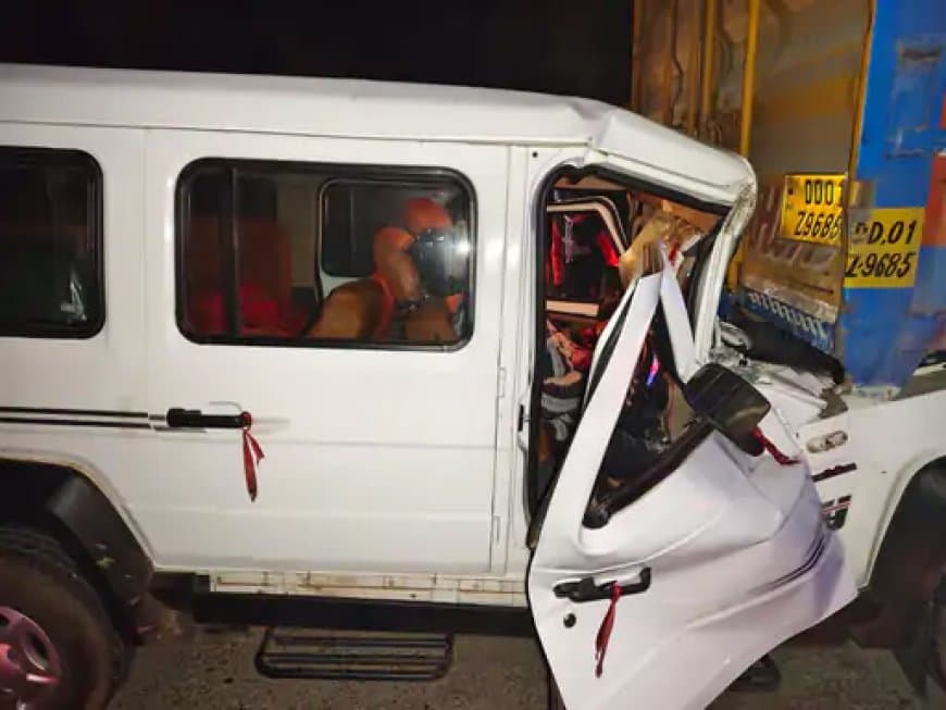 मैहर... कंटेनर में जा घुसी ट्रैक्स क्रूजर... चार लोगों की मौत मैहर... कंटेनर में जा घुसी ट्रैक्स क्रूजर... चार लोगों की मौत