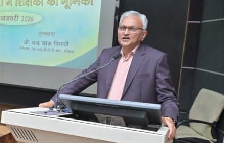 शिक्षकों को होना पड़ेगा संवेदनशील... अपने कार्य का स्वयं करें मूल्यांकन